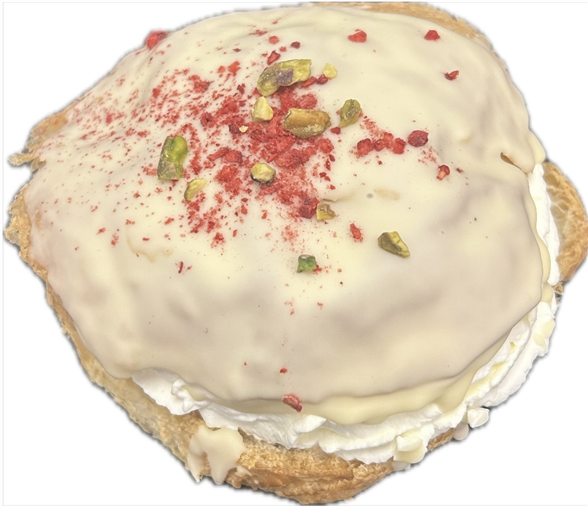 Fastelavnsbolle med jordbær/rabarberkompot